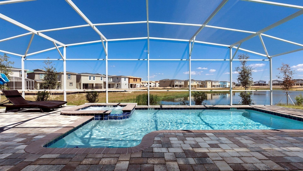 Elegant Retreat With Private Pool & Spa - photo 30