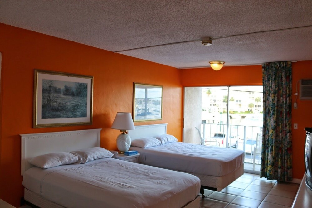 Camelot Waterfront Inn - photo 19