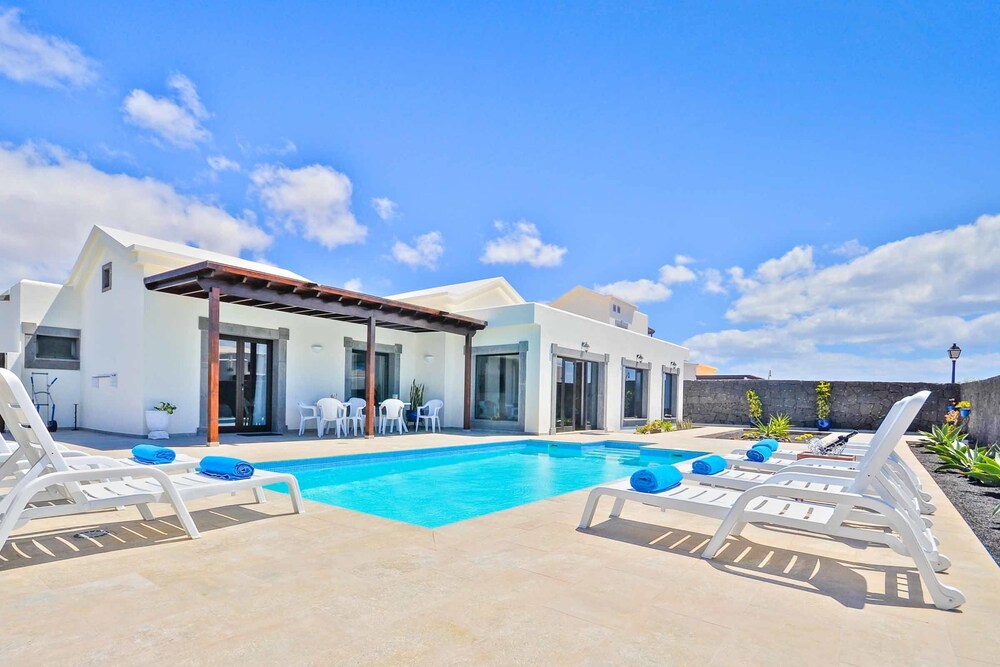 Villa Qura — 4-Star Luxury Hotel in Yaiza, Spain