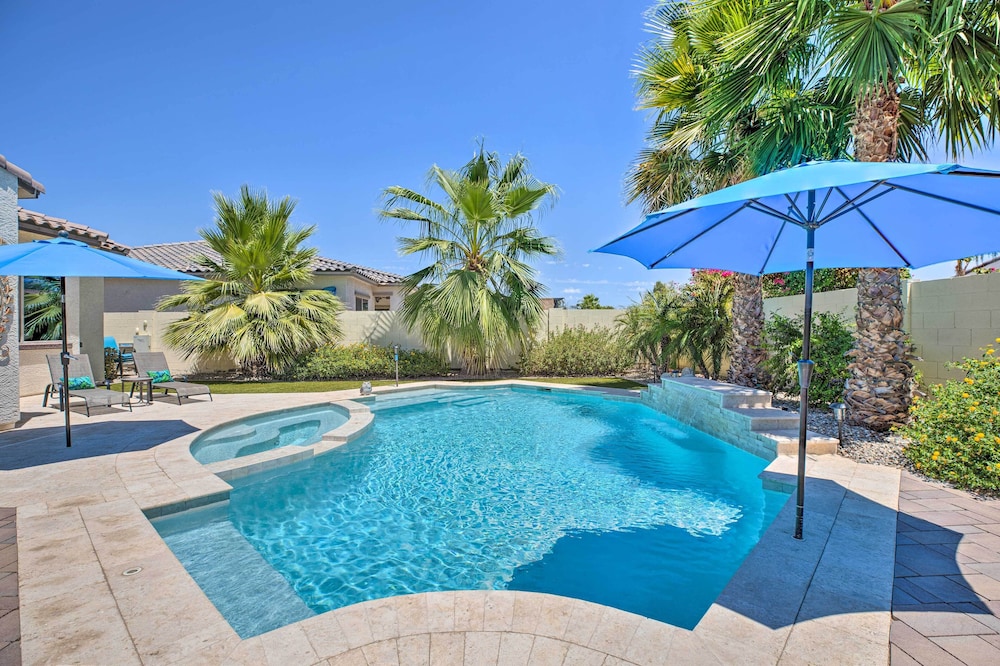 Modern Azure Home with Beautiful Patio Pool and Spa — 4-Star Luxury Hotel in Goodyear, United States