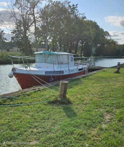 Bateau Tinkerbell - carbon neutral hotel in Unknown City