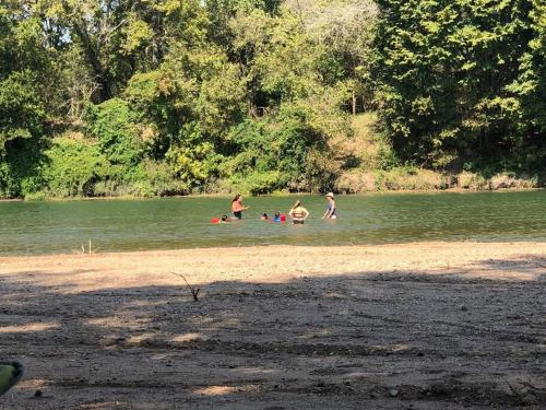 Colorado river access game room & swimming pool — hotel in Smithville