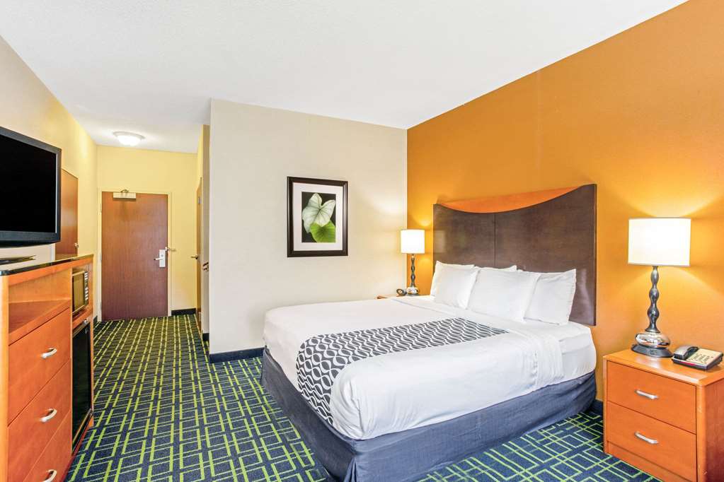 La Quinta Inn & Suites by Wyndham Manassas Battlefield - photo 26