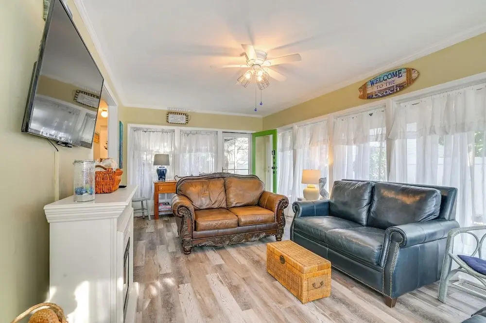 Steps to Ocean Surfside Beach Home with Patio — 4-Star Luxury Hotel in Myrtle Beach, United States