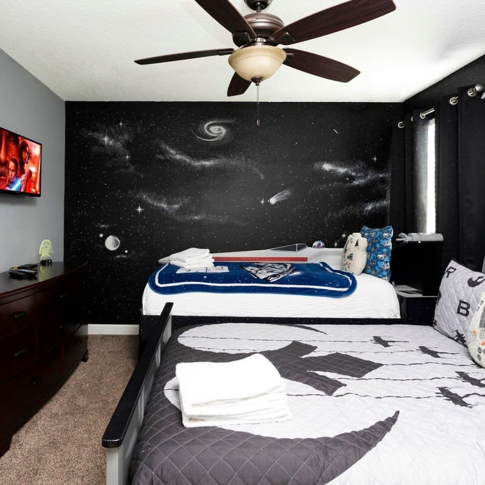 1400 Stunning 8bed with amazing game room - photo 11