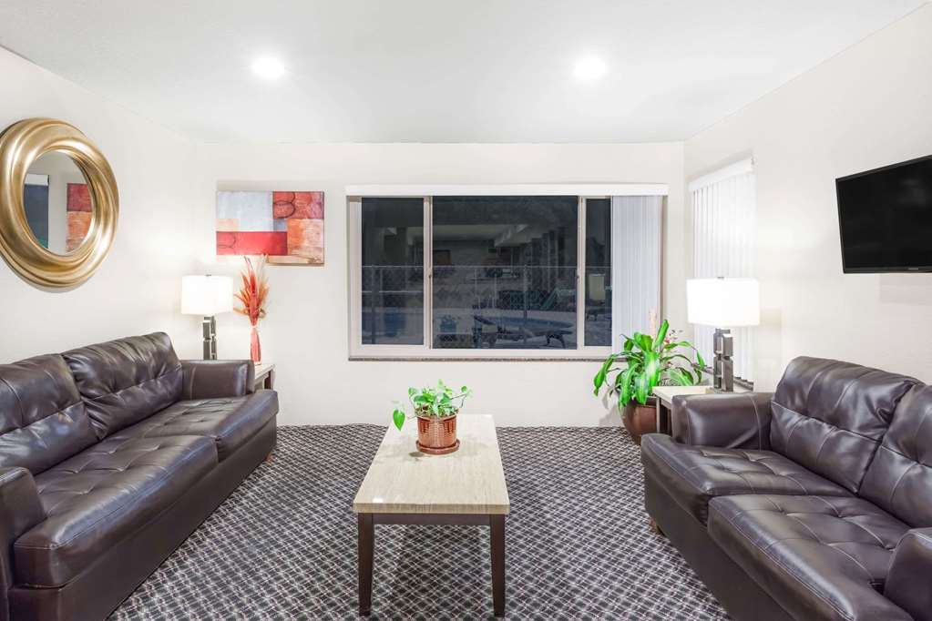 Super 8 by Wyndham Redding - photo 3