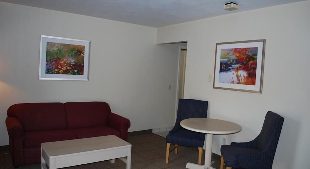 Clinton Inn & Suites - photo 13