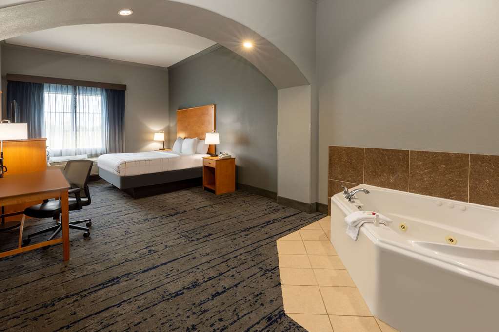 La Quinta Inn & Suites by Wyndham Bridgeport - photo 15