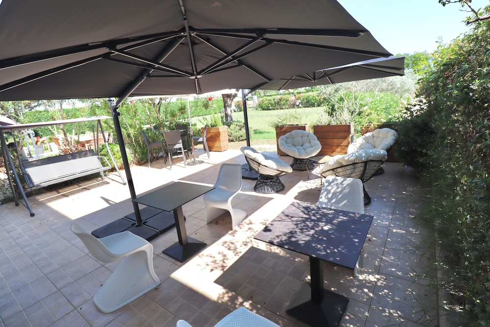 Chambres d'Hôtes au Mas de Cadoule — 4-Star Luxury Hotel in Saint-Just-En-Chaussee, France