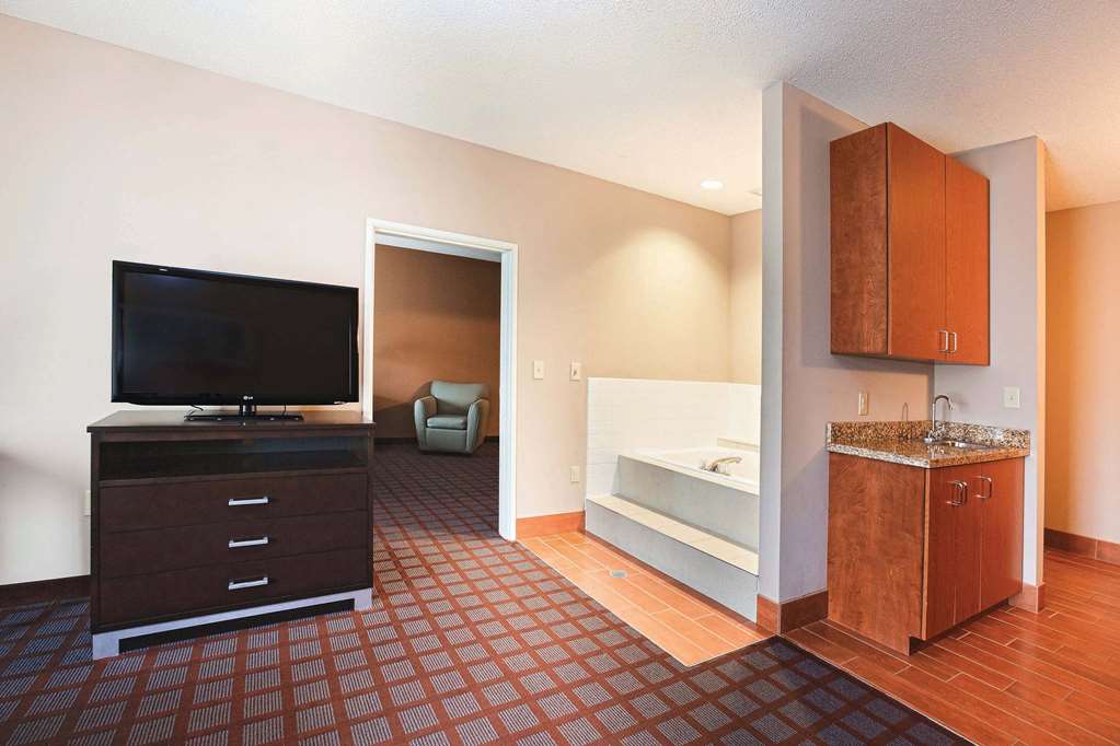 La Quinta Inn & Suites Indianapolis Airport West - photo 8