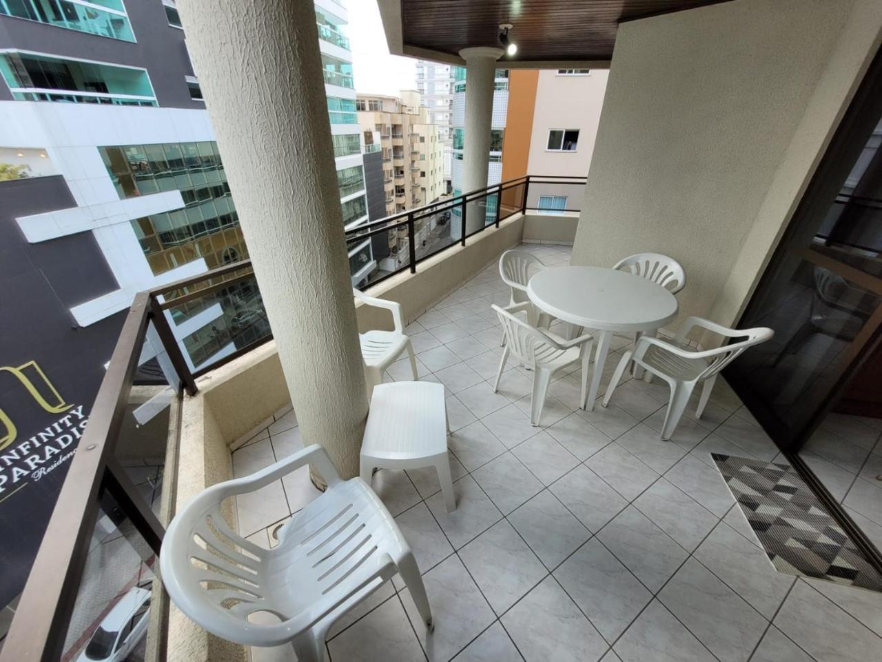 Apartamento 200 metros da praia 03 quartos com ar condicionado Meia Praia Itapema