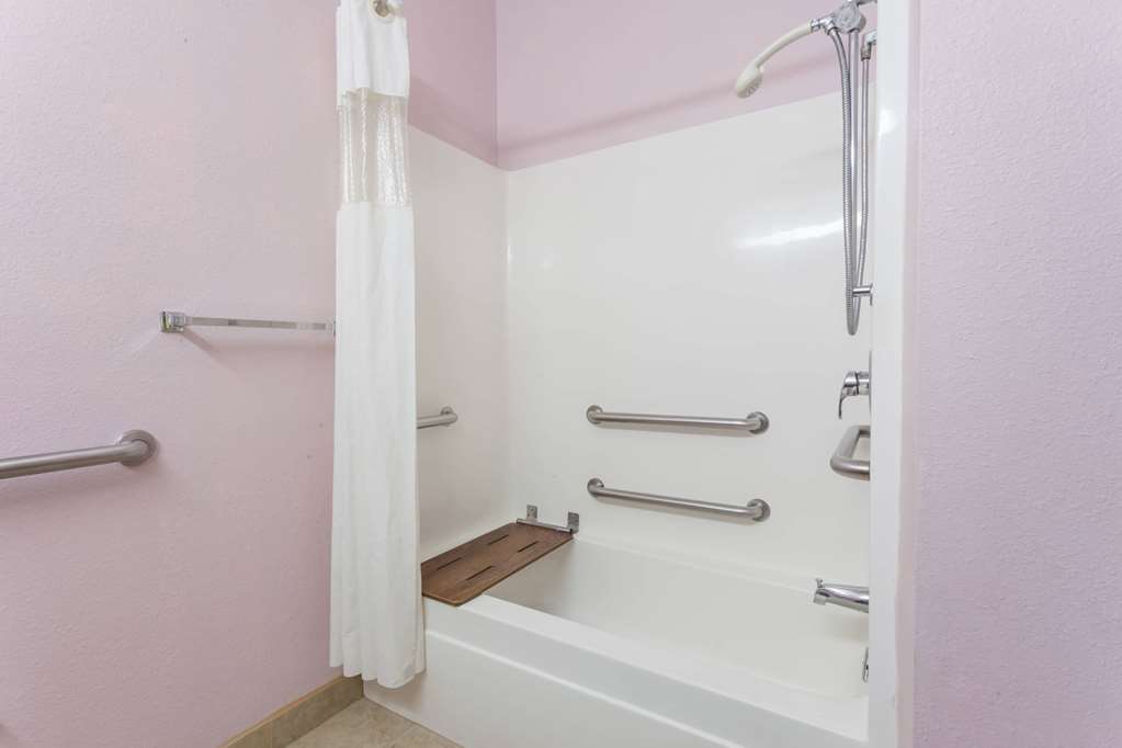 Howard Johnson by Wyndham Airport - photo 12
