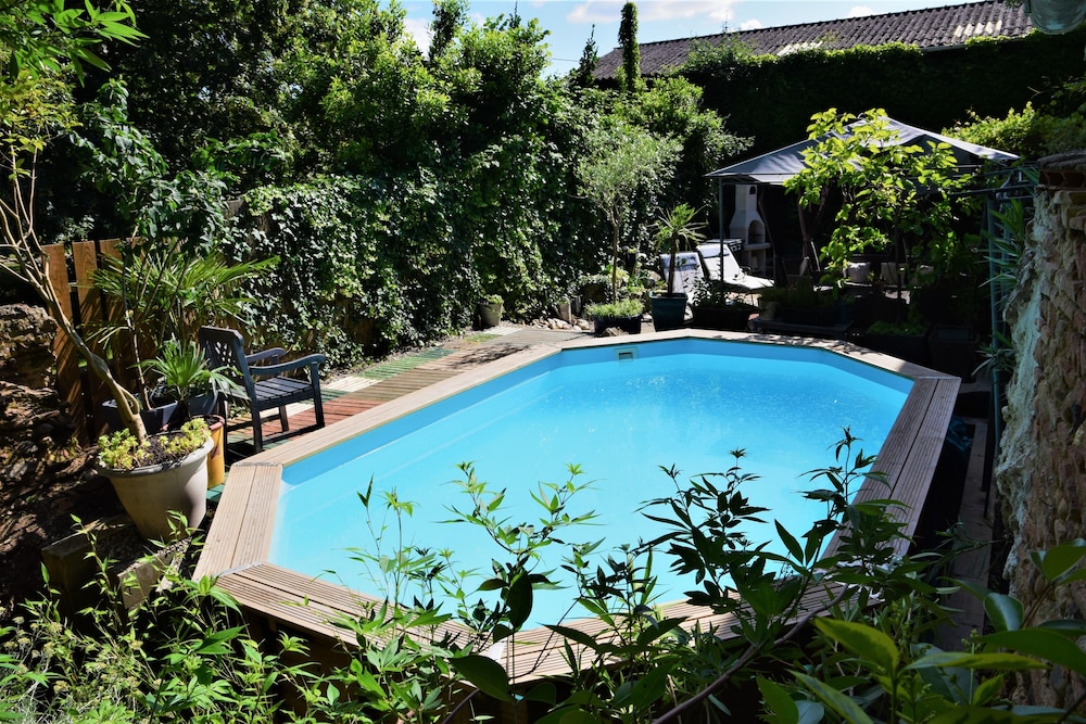 Au Fil de l' Eau - carbon neutral hotel in Clairac