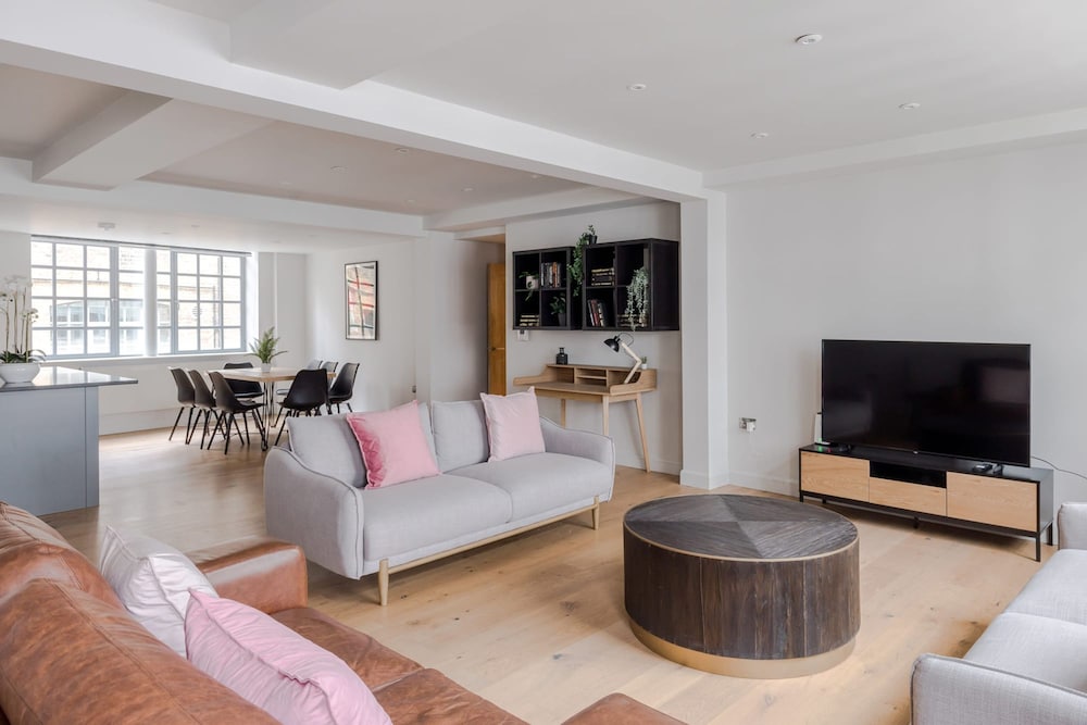 The Eyre Suite Five Farringdon by Frankie — 4-Star Luxury Hotel in London, United Kingdom