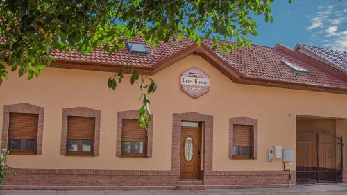 Oros House Apartmanház — 4-Star Luxury Hotel in Oroshaza, Hungary