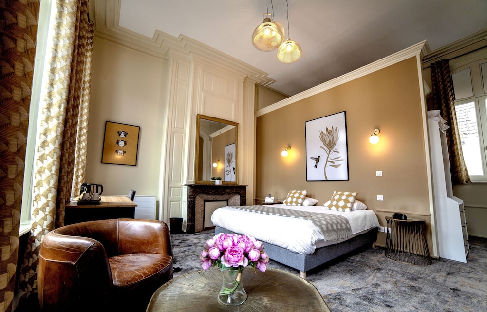 Logis Hôtel & Restaurant Les Hauts de Montreuil in Montreuil, France