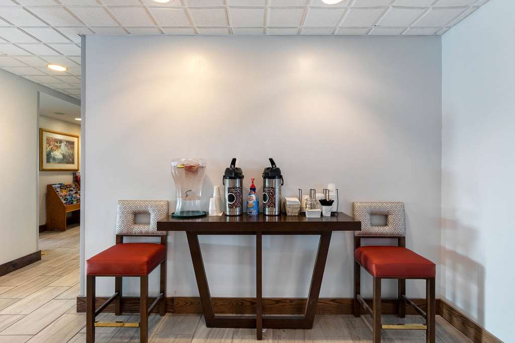 La Quinta Inn & Suites by Wyndham Omaha Airport Downtown - photo 8