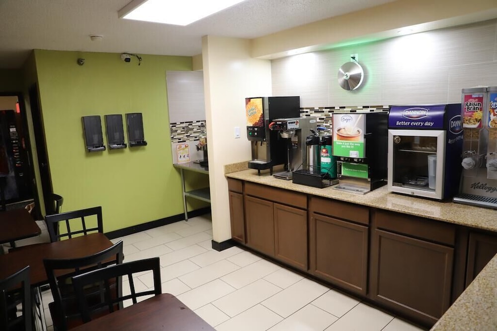 Super 8 by Wyndham Richmond Airport VA - photo 18