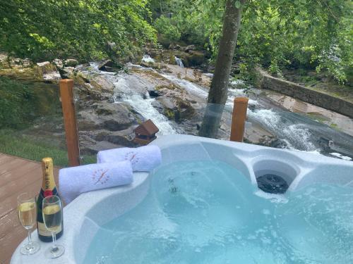 V13 The Falls with Hot Tub — hotel in Bethesda