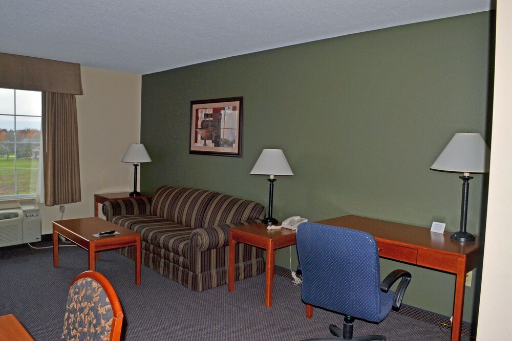 Paola Inn And Suites - photo 11