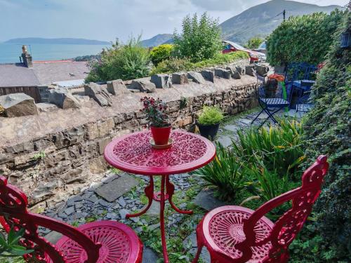 Fantastic sea views at Century's old Alma's Cottage Sleeps up to 8 guests — 4-Star Luxury Hotel in Penmaenmawr, United Kingdom