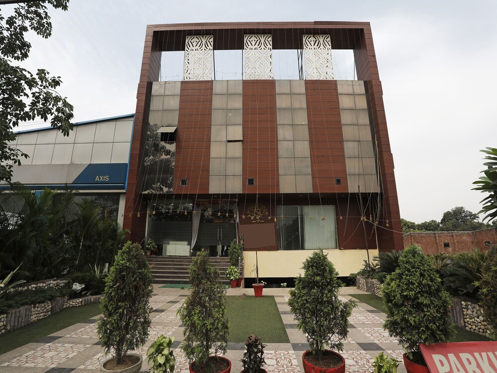 OYO 4924 Maanya Palace in Bareilly, India