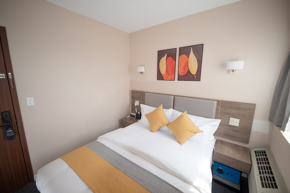Flushing Garden Hotel - photo 10