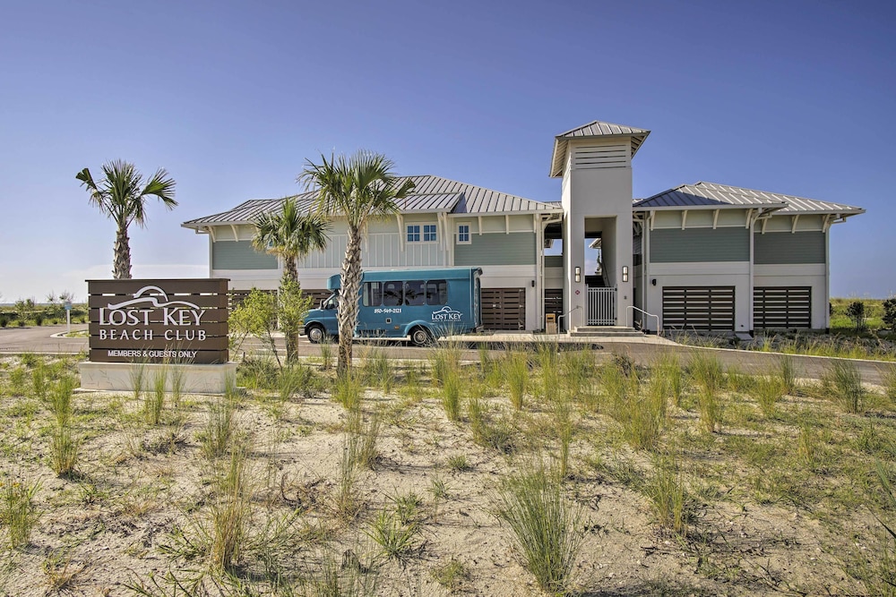 The Beachcomber Escape with Club Amenities — 4-Star Luxury Hotel in Pensacola, United States