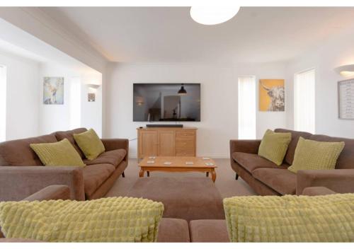 Warwick Views Family Hot Tub Home Lovely Views with Ample Parking — 4-Star Luxury Hotel in Torquay, United Kingdom