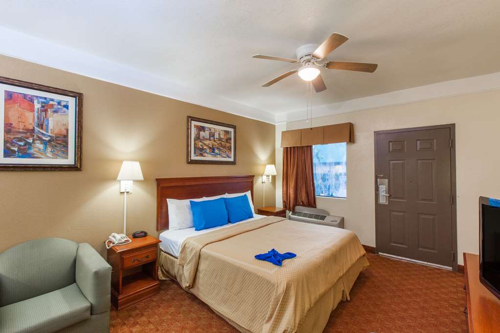 Days Inn & Suites by Wyndham Webster NASA ClearLake Houston - photo 13