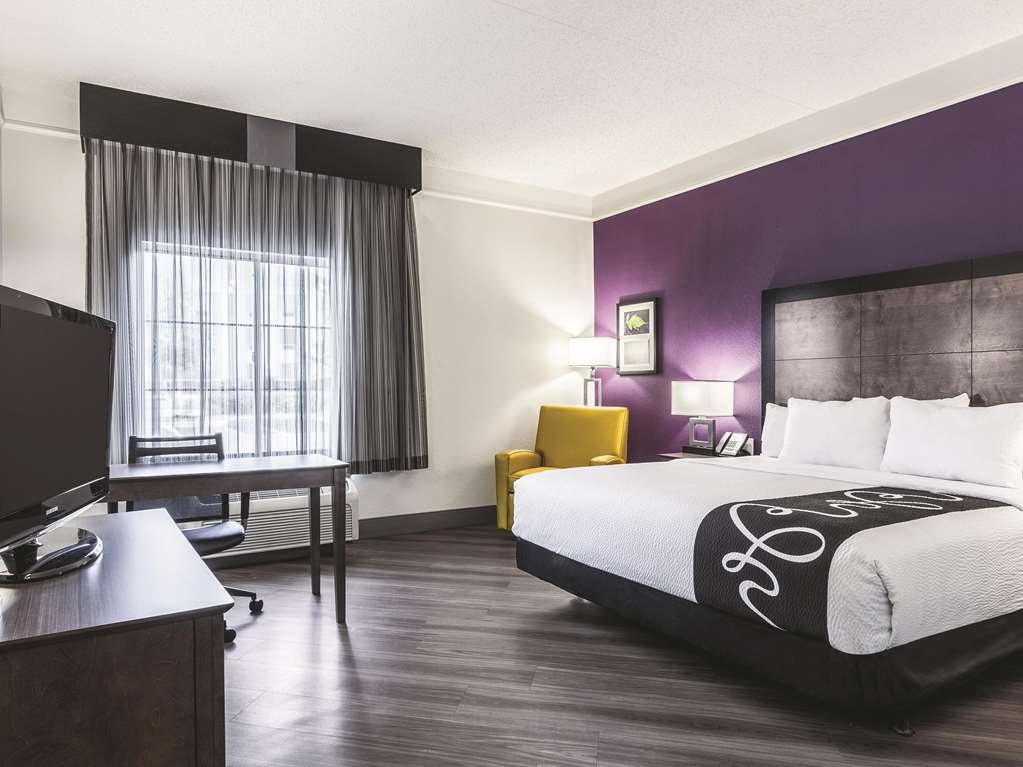 La Quinta Inn & Suites by Wyndham Shreveport Airport - photo 21