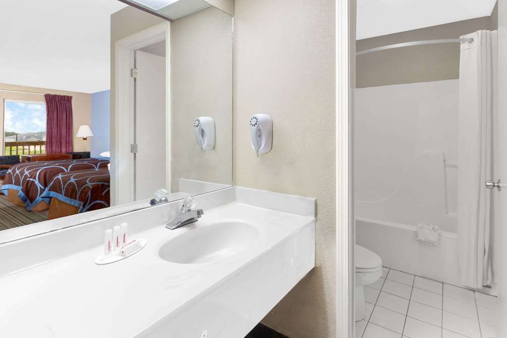 Super 8 by Wyndham Whiteville - photo 9