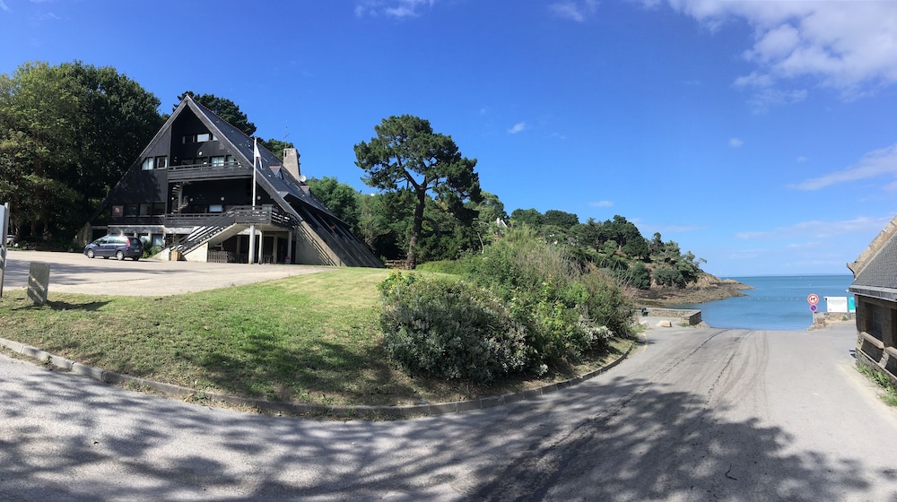 Auberge De Jeunesse Hi Cancale in Cancale, France