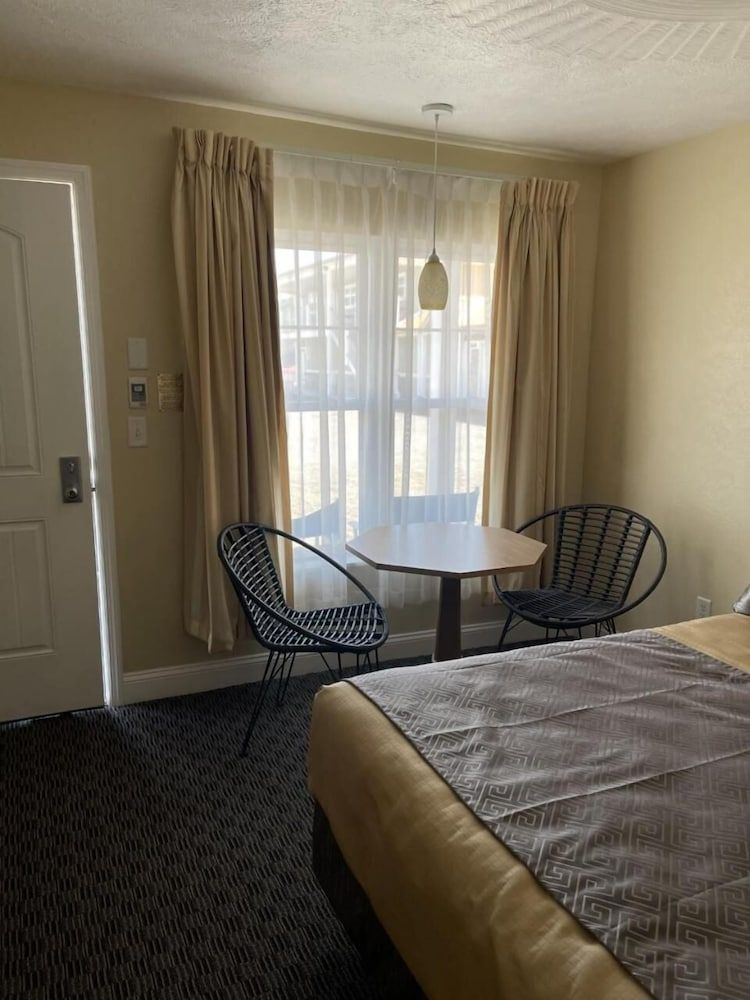 Lake Front Hotel - photo 15