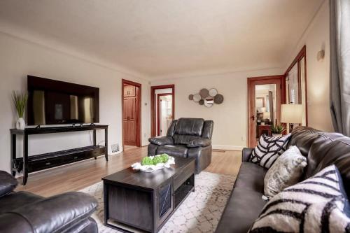 Burien's 3 BR Middle Unit Retreat with Deck BBQ — 4-Star Luxury Hotel in Burien, United States