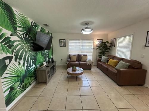Tropical 3bed 2bath Lakeland Home on corner lot — 4-Star Luxury Hotel in Lakeland, United States