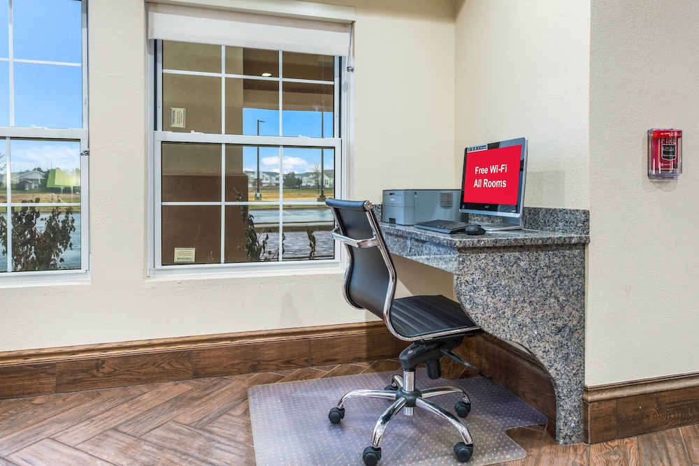 Econo Lodge Inn & Suites - photo 38