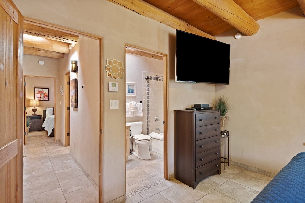 Kiva Stunning & Lovely With Kiva Fireplace Walk to the Plaza and the Railyard in Santa Fe, United States