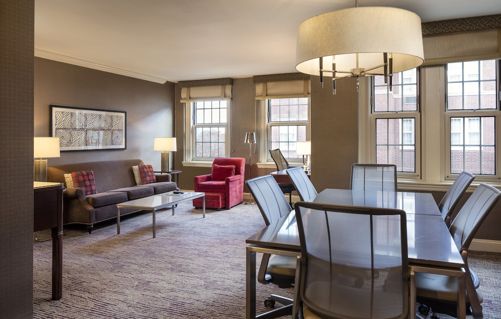 Sheraton Commander Hotel - photo 8