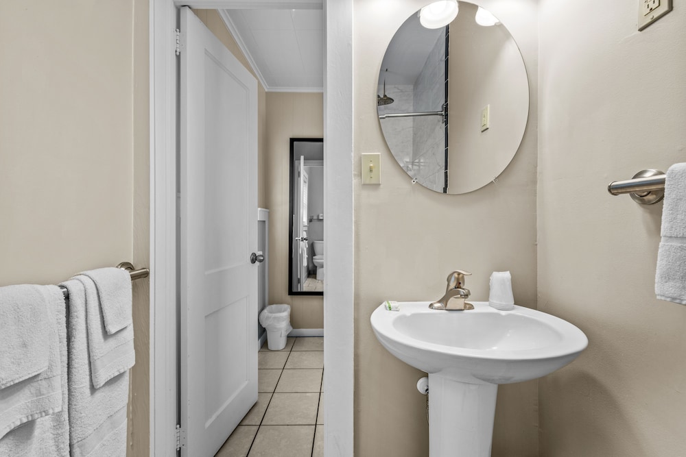 Dolphin Oceanfront Motel - photo 20