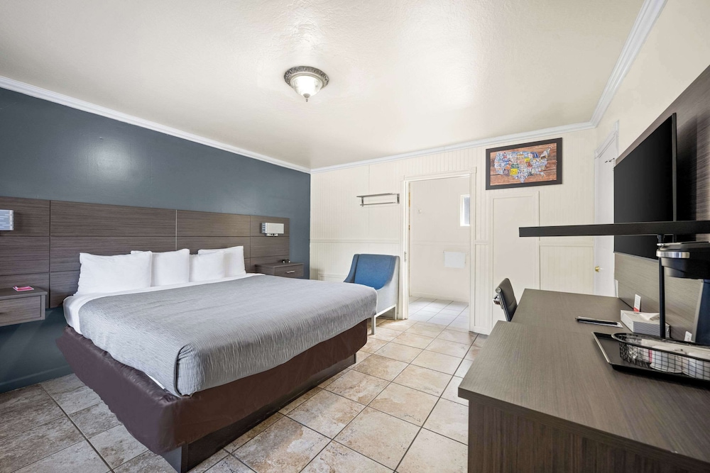 Econo Lodge Inn & Suites Heavenly Village Area - photo 7