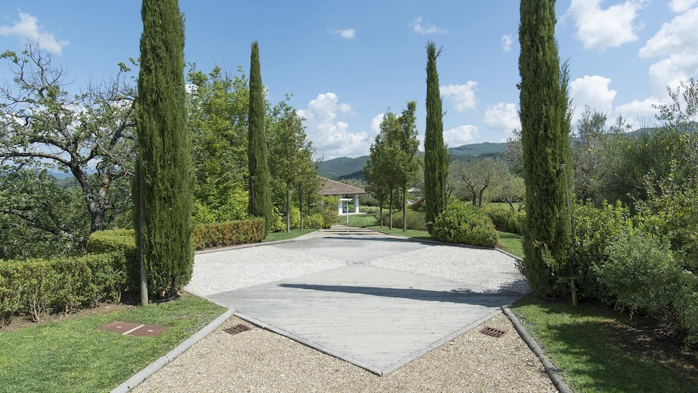 Villa Ninfeo 10&4 Emma Villas — 4-Star Luxury Hotel in Arezzo, Italy