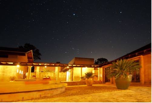 Tower Lodge - carbon neutral hotel in Pokolbin