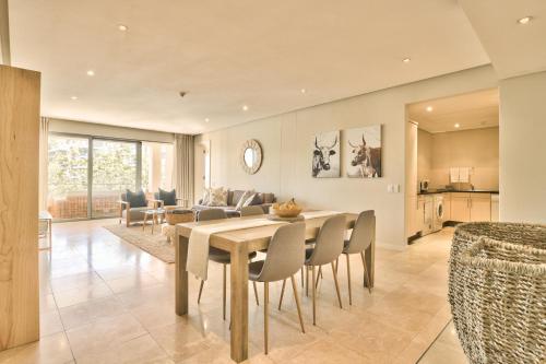 Elegant V&A Waterfront Canal Apartment