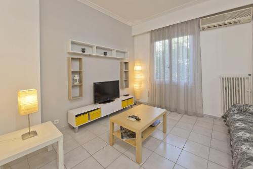 Mavili Square Cozy Apt AC & Kitchen near Metro — 4-Star Luxury Hotel in Athens, Greece