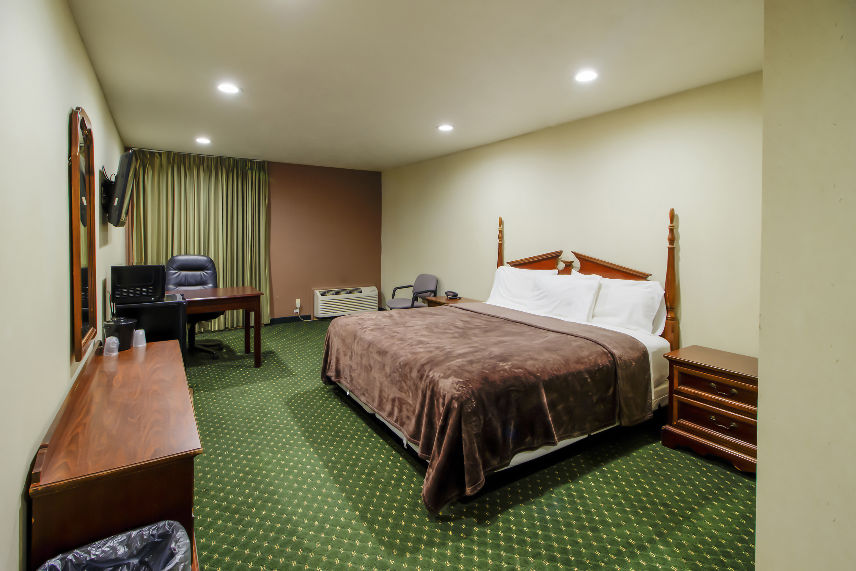 OYO Pinewood Inn & Suites Silsbee - photo 3