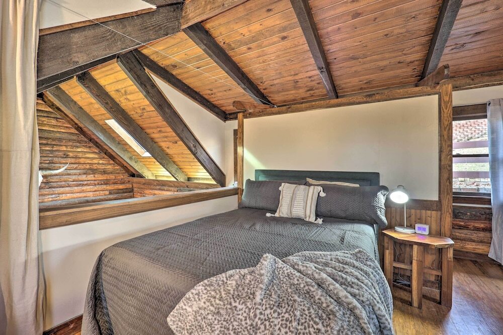 Relaxing Retreat with Private Dock on Claytor Lake in Dublin, United States