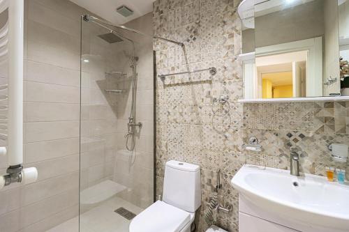 Unique 3 Apt Combo for 6 Guests by Wehost