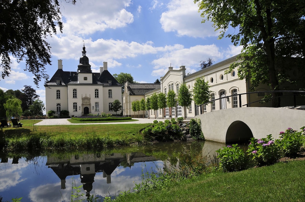 Schlosshotel Gartrop — 4-Star Luxury Hotel in Huenxe, Germany