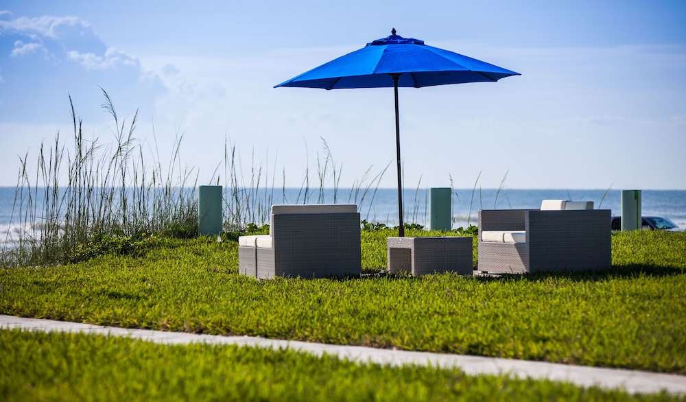 The Salty Mermaid Oceanfront Hotel - photo 31